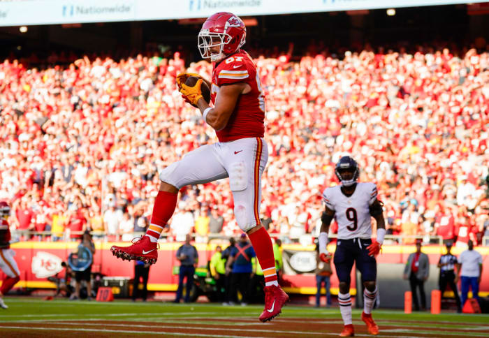 Kansas City Chiefs tight end Travis Kelce (87) catches a touchdown against the Chicago Bears at Arrowhead Stadium Sunday. The Chiefs won 41-10.